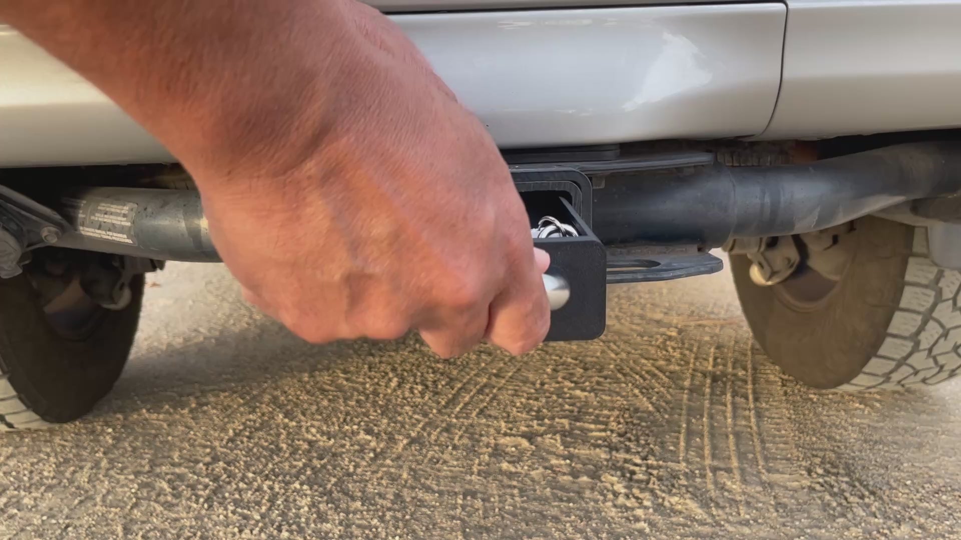 Closing the stash via magnetic attraction with the hitch pin